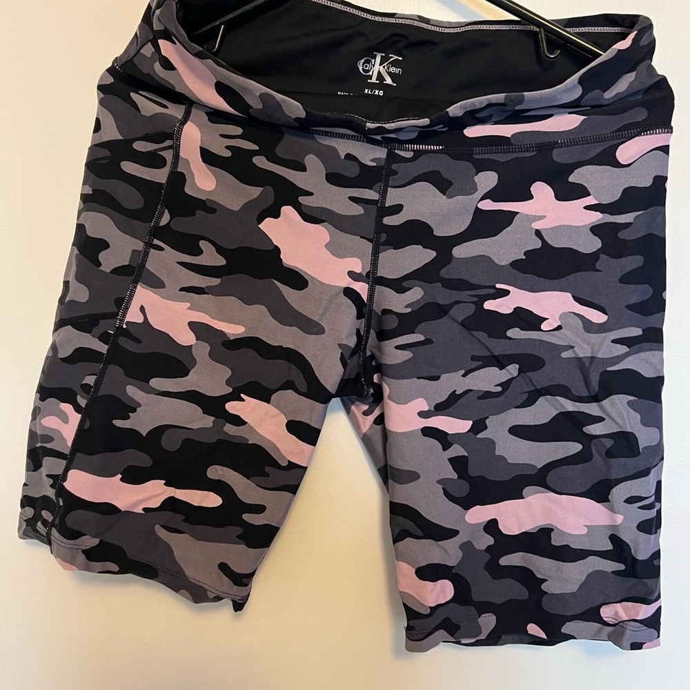 Calvin Klein Black and Gray Patterned Leggings - Picture 3 of 3